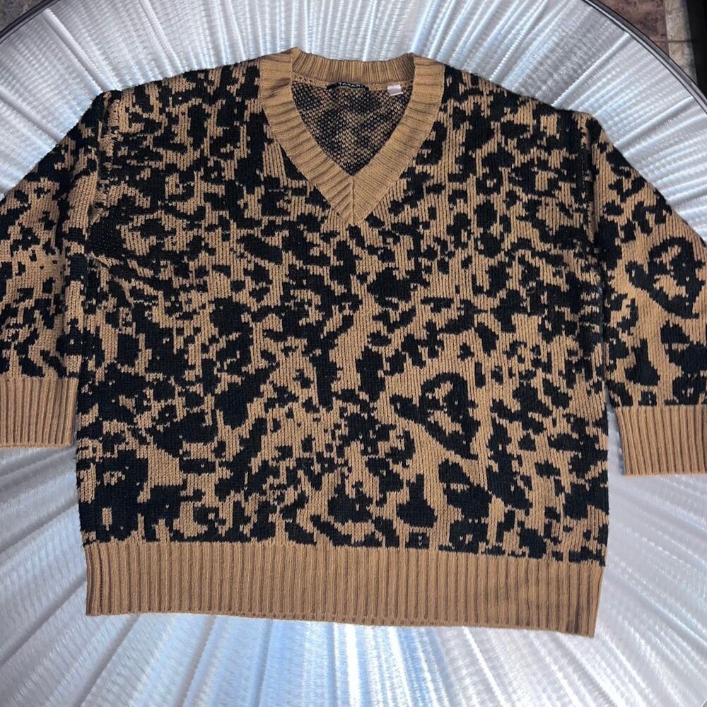T TAHARI Women’s Animal Print Oversized V Neck Sweater - Size: Small